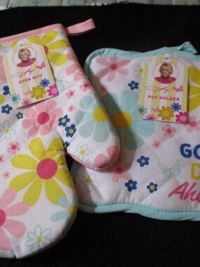 DG Dolly Parton Oven Mitt & Pot Holder Floral NWT
